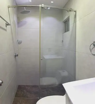 a bathroom with a glass shower with a toilet at Apartamento para estrenar in Barranquilla