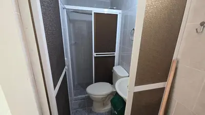 a small bathroom with a toilet and a shower at Hermoso estudio cerca del Centro Histórico in Cartagena de Indias