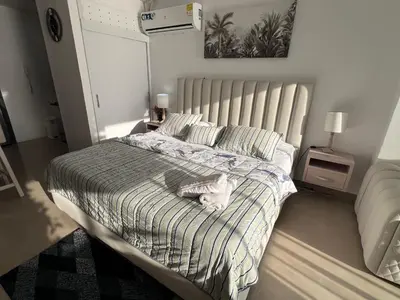 a bedroom with a bed with a cat laying on it at Apartamento Cristoforo Colombo in Cartagena de Indias