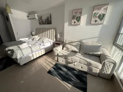 a living room with a couch and a bed at Apartamento Cristoforo Colombo in Cartagena de Indias
