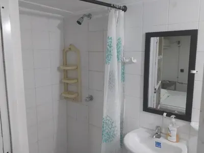 a bathroom with a sink and a shower with a mirror at Alojamiento independiente, sencillo y acogedor in Barranquilla