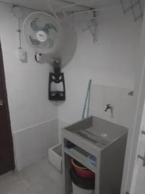 a bathroom with a sink and a fan on a wall at Alojamiento independiente, sencillo y acogedor in Barranquilla