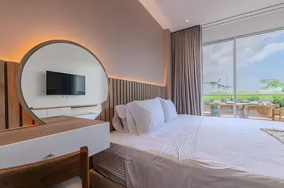a bedroom with a large bed and a mirror at 1 k Baia Kristal lujoso y nuevo 2 alcobas Prive 2 in Cartagena de Indias