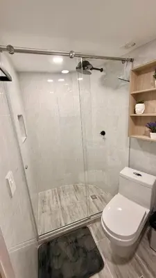 a bathroom with a shower and a toilet at Cartagena apartamento tipo loft in Cartagena de Indias