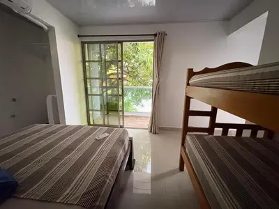 a bedroom with a bunk bed and a window at Maru Apartamentos #4 in Cartagena de Indias