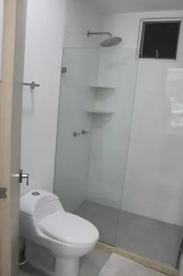 a bathroom with a toilet and a glass shower at Espectacular apartamento morros 3 in Cartagena de Indias