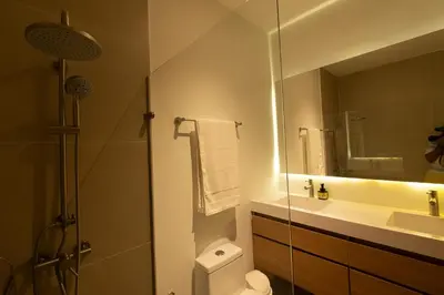 a bathroom with a sink and a toilet and a mirror at BAIA KRISTAL CARTAGENA Mi descanso ideal in Cartagena de Indias