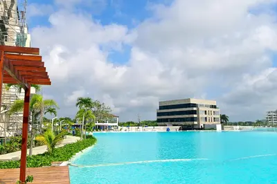 a large swimming pool in front of a building at BAIA KRISTAL CARTAGENA Mi descanso ideal in Cartagena de Indias