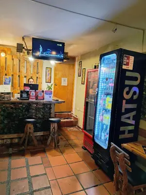 a room with a soda machine next to a bar at Tiny Room con Ventilador in Cartagena de Indias