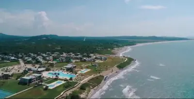 an aerial view of a resort next to the ocean at Resort frente al mar in Juan de Acosta