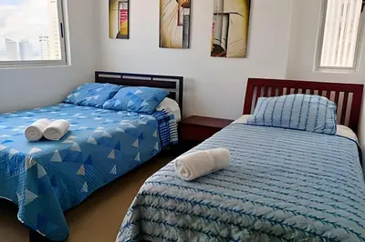 two beds sitting next to each other in a bedroom at Increíble vista al mar en el corazón de Bocagrande in Cartagena de Indias