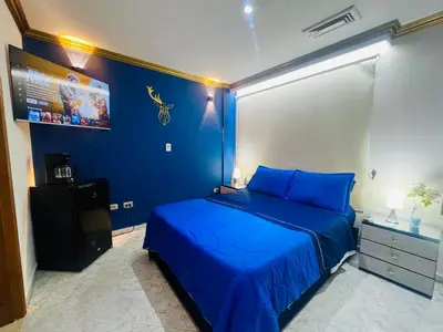 a blue bedroom with a bed and a blue wall at Casa de lujo en Condominio Privado por Habitaciones in Cartagena de Indias