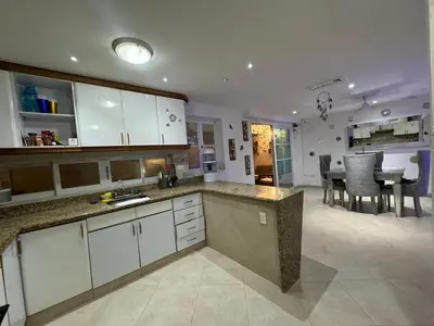 a kitchen with white cabinets and a dining room at Casa de lujo en Condominio Privado por Habitaciones in Cartagena de Indias