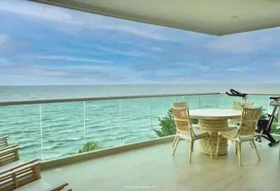 a balcony with a table and chairs and the ocean at Magico Apartamento Frente al Mar 3 Habitaciones CV41 in Coveñitas