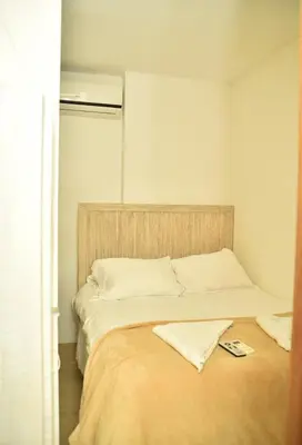 a bedroom with a large bed with a wooden headboard at Magico Apartamento Frente al Mar 3 Habitaciones CV41 in Coveñitas