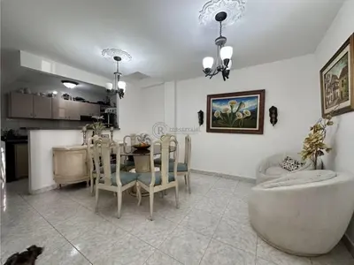 a kitchen and dining room with a table and a tub at Apartamento Pie de la Popa Cartagena - 3 Habitaciones in Cartagena de Indias