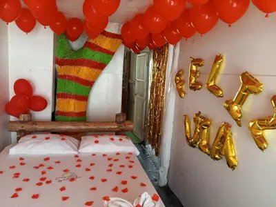 a room with a bed with balloons and a sign that says hello at Venido del mar III in Playa Blanca