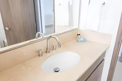 a bathroom with a sink and a mirror at Hermoso Apto 2 Hab Piso 11 en Morros City in Cartagena de Indias