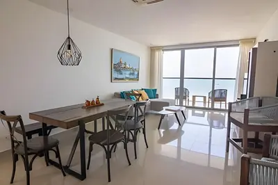 a kitchen and dining room with a table and chairs at Hermoso Apto 2 Hab Piso 11 en Morros City in Cartagena de Indias