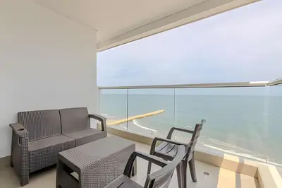 a living room with a chair and a couch at Espectacular Apto 3 Hab Palmetto Beach 1201 in Cartagena de Indias