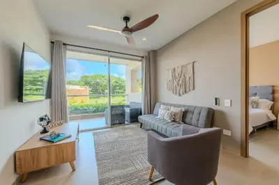 a living room with a couch and a bed at Ubicación soñada en Cartagena | Apartamento premium en Baia Kristal in Cartagena de Indias