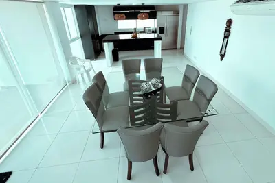 a dining room with a table and chairs at Apartamento a 10 min del Aeropuerto x7Pax in Cartagena de Indias