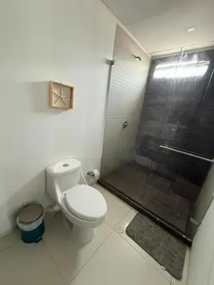 a bathroom with a toilet and a glass shower at Apartamento a 10 min del Aeropuerto x7Pax in Cartagena de Indias