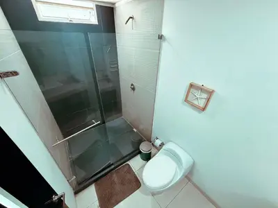 a bathroom with a toilet and a glass shower at Apartamento a 10 min del Aeropuerto x7Pax in Cartagena de Indias