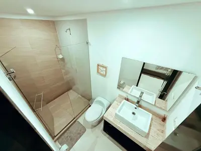 a bathroom with a shower and a toilet and a sink at Apartamento a 10 min del Aeropuerto x7Pax in Cartagena de Indias
