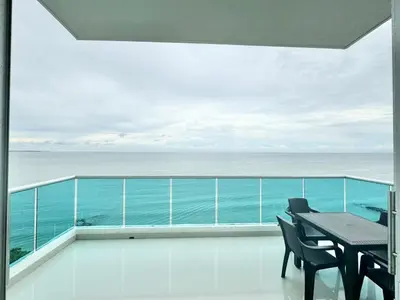 a dining room with a view of the ocean at Apartamento de lujo frente al mar in Coveñas