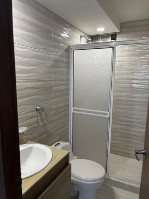 a bathroom with a shower and a toilet and a sink at Hermoso Apartamento Cartagena cerca al Mar in Cartagena de Indias