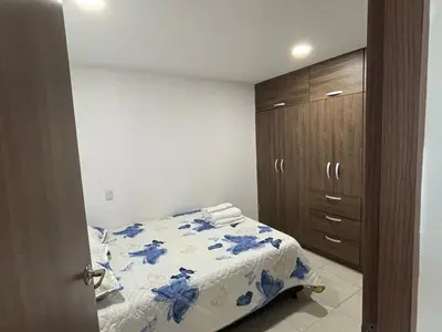 a bedroom with a bed with blue flowers on it at Hermoso Apartamento Cartagena cerca al Mar in Cartagena de Indias