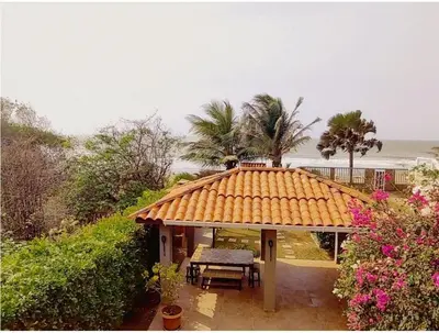 a house with an orange roof with a table at Tu paraíso frente al mar te espera en Santa Verónica in Tubará