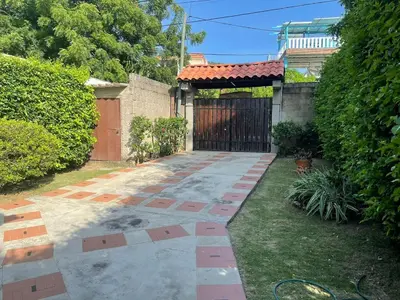 a backyard with a gate and a walkway at Tu paraíso frente al mar te espera en Santa Verónica in Tubará