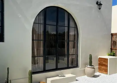 an arched window on the side of a building at Villa CANGGU- Villa con piscina privada, estilo mediterraneo in Tubará