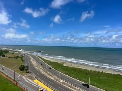 a highway next to a beach with the ocean at ocean drive magnifica vista y piscina in Cartagena de Indias