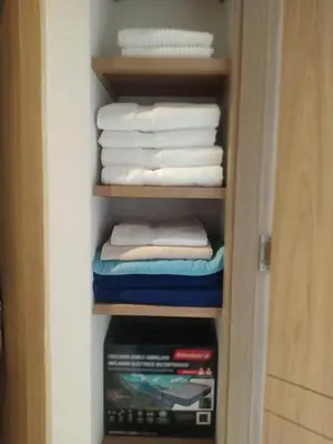 a closet with towels and folded towels in it at Apto de Ensueño en aguas cristalinas Baía Kristal in Cartagena de Indias