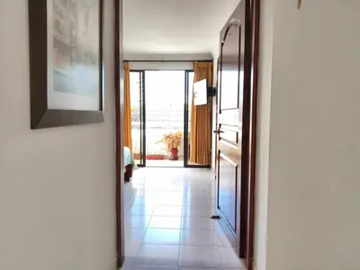 a hallway with a door leading to a room at Comodo apartamento cerca al aeropuerto y la playa in Cartagena de Indias
