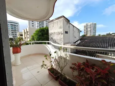 a balcony with potted plants on a building at Comodo apartamento cerca al aeropuerto y la playa in Cartagena de Indias