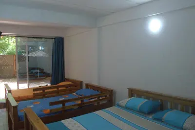 a bedroom with two beds and a window at MANGO BREEZE Casa de Playa en Tierrabomba in Tierra Bomba