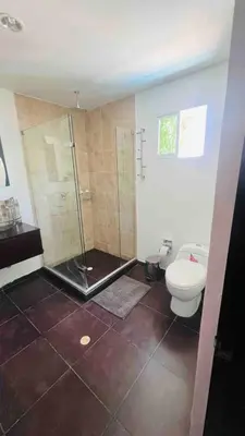 a bathroom with a shower and a toilet at Casa a 2 minutos de la playa en playa mendoza in Tubará