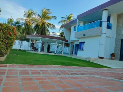a house with a brick driveway in front of it at Casa a 2 minutos de la playa en playa mendoza in Tubará