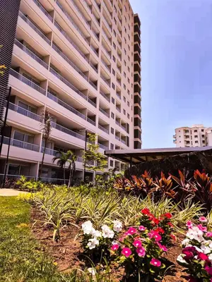 a large apartment building with flowers in front of it at Aparta Suite en Santamarina - Escápate al Caribe in Santa Marta