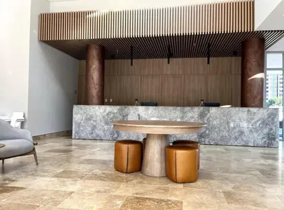 a lobby with a table and two stools and a counter at Aparta Suite en Santamarina - Escápate al Caribe in Santa Marta