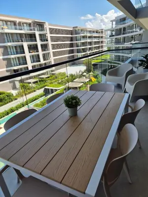 a wooden table on the balcony of a building at Apartamento moderno con vista al mar y piscinas 1 habitación con balcón en Manzanillo,Cartagena in Cartagena de Indias