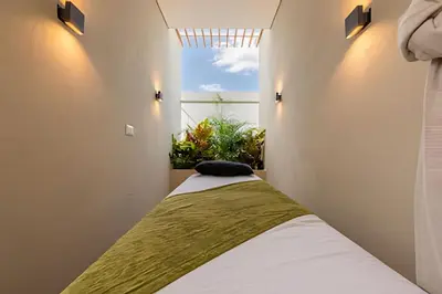 a bedroom with a bed and a window at Lujoso apartamento con jacuzzi - Dominique in Cartagena de Indias