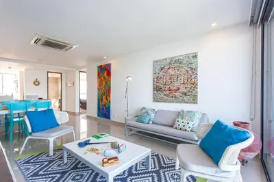 a living room with a couch and a table at Lujoso Apto de 2 Hab en Piso 14 Morros City in Cartagena de Indias