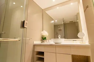 a bathroom with a sink and a mirror at Lujoso apto de 1 hab en piso 15 Edificio H2 in Cartagena de Indias