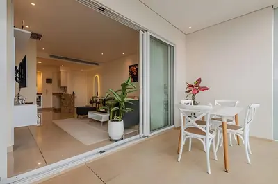 a dining room and living room with a table and chairs at Lujoso apto de 1 hab en piso 15 Edificio H2 in Cartagena de Indias