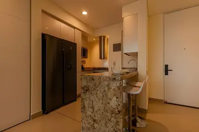 a kitchen with a granite counter top in a room at Lujoso apto de 1 hab en piso 15 Edificio H2 in Cartagena de Indias